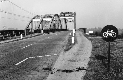 839249 Gezicht op de Provincialeweg (met apart fietspad) tussen Houten en Schalkwijk met de brug en spoorbrug over het ...
